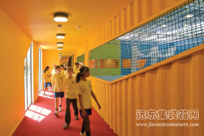 學生們走過 Dunraven 集裝箱體育館的過道